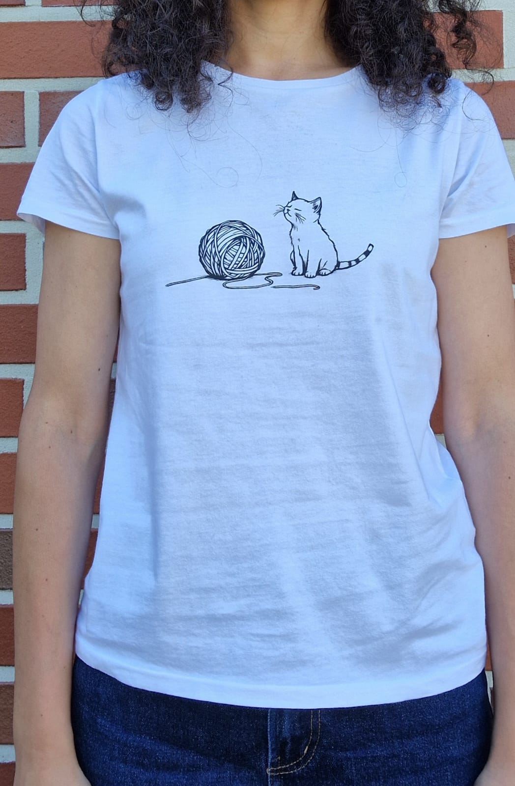 Unisex T-Shirt – Katze mit Wollknäuel – 100% Baumwolle