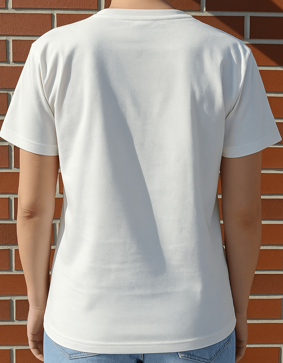 Rückansicht eines weißen Fitness-T-Shirts – schlichtes Design, ideal für das Training