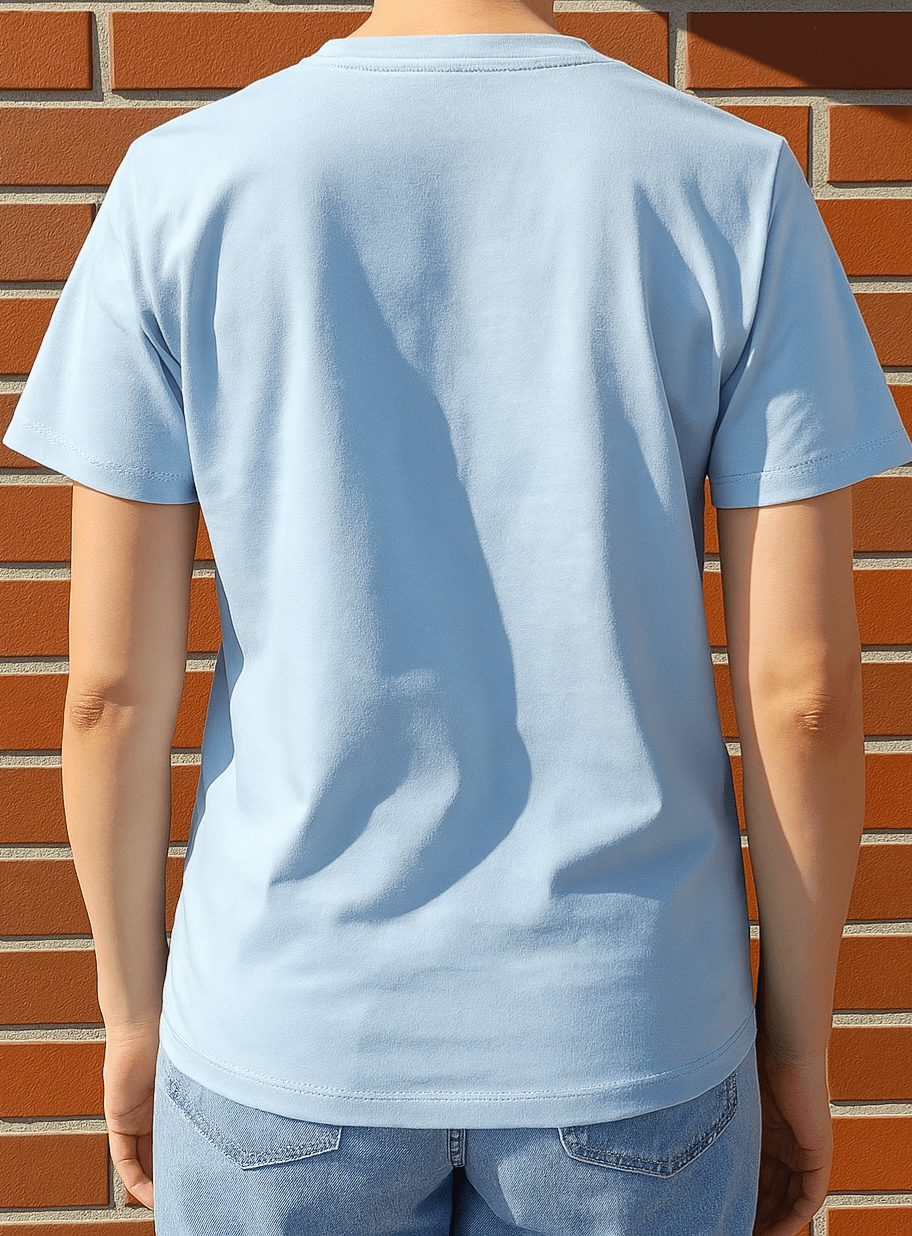 Hellblaues T-Shirt mit rosa Gehirn und Spruch "Today I flex my brain" – kreatives und kluges Statement-Shirt