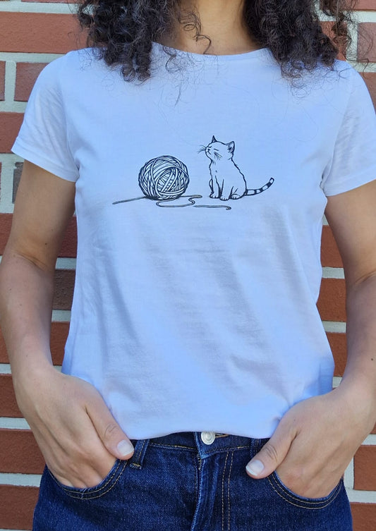 Unisex T-Shirt – Katze mit Wollknäuel – 100% Baumwolle