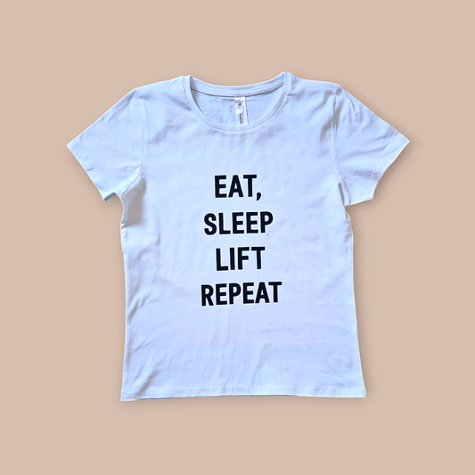 Weißes T-Shirt – „Eat, Sleep, Lift, Repeat“