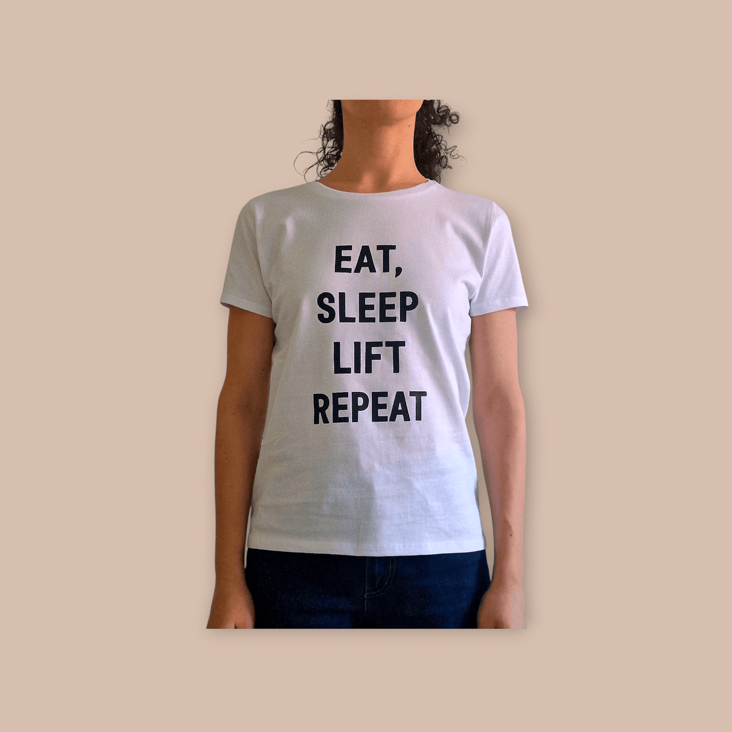 Weißes T-Shirt – „Eat, Sleep, Lift, Repeat“