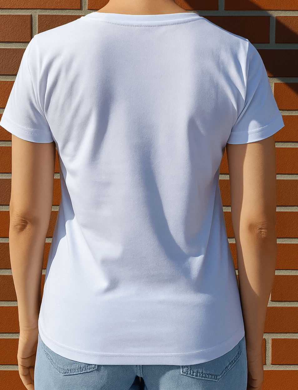 Rückansicht eines weißen Fitness-T-Shirts – schlichtes Design, ideal für das Training
