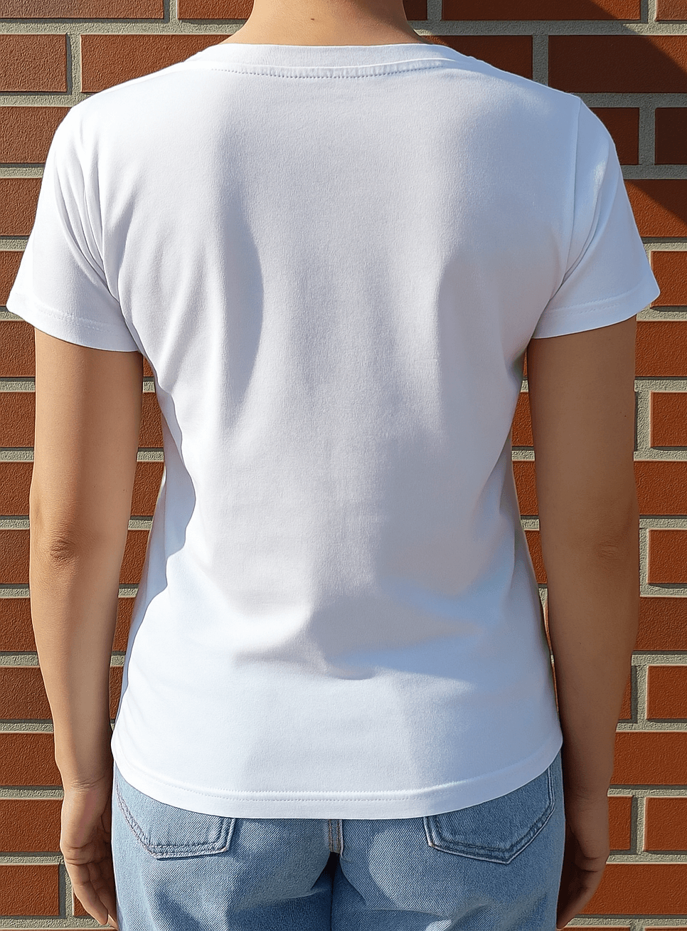 Rückansicht eines weißen Fitness-T-Shirts – schlichtes Design, ideal für das Training